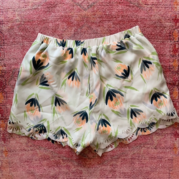Floral scalloped shorts with pockets - Picture 2 of 3